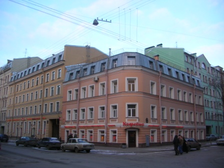 Январь 2007г. Угловой дом - N 48/25. Слева - новый корпус дома 48, зеленый дом на заднем плане - Канонерскя 23.