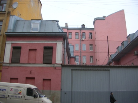 Вид с улицы Лабутина.
На заднем плане - лицевой корпус Садовая 104, выходящий на пл.Тургенева