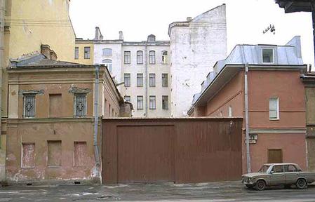 Флигель слева еще в 'первоначальном' виде